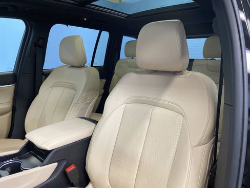 Certified 2025 Jeep Grand Cherokee Limited w/ Luxury Tech Group II image 8