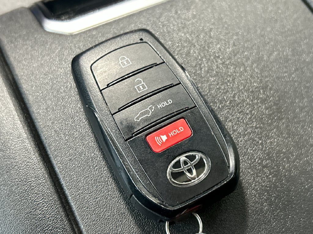 Used 2023 Toyota Highlander Limited FWD image 23