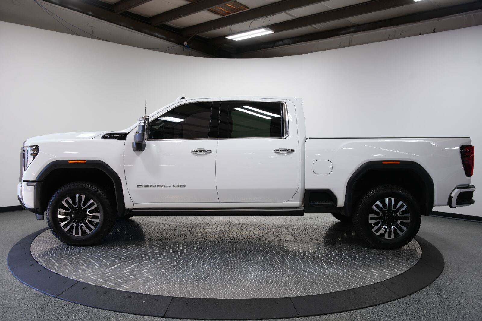 Used 2024 GMC Sierra 2500 Denali Ultimate AWD/4WD image 8