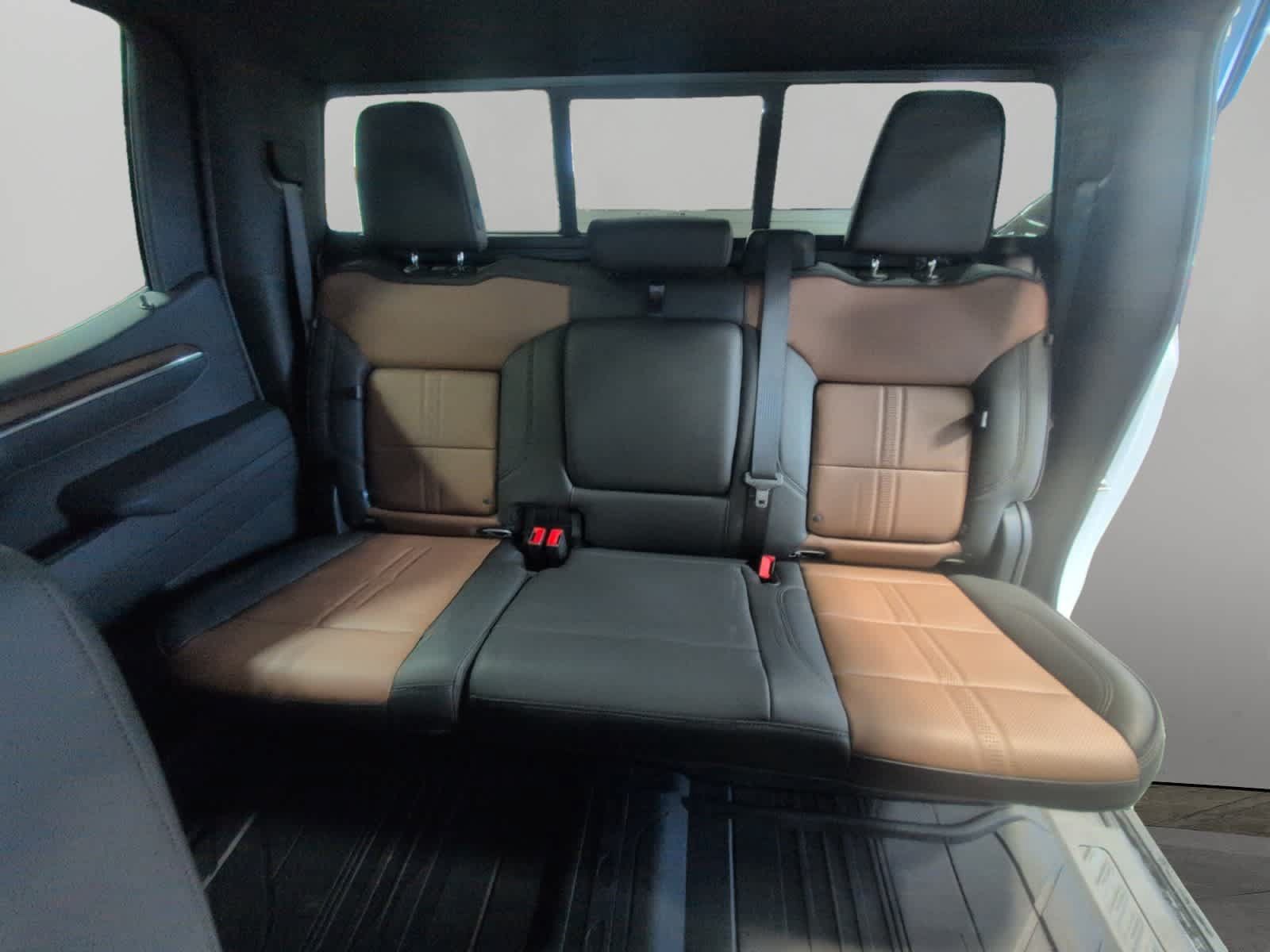 Used 2025 Chevrolet Silverado 1500 High Country w/ Technology Package AWD/4WD image 13