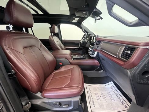 Used 2024 Ford Expedition Limited image 11