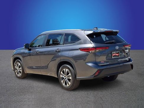 Used 2023 Toyota Highlander XLE FWD image 6