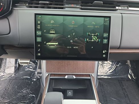 Certified 2025 Land Rover Range Rover SE AWD/4WD image 21