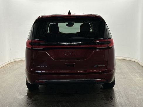 Used 2023 Chrysler Pacifica Touring-L image 4