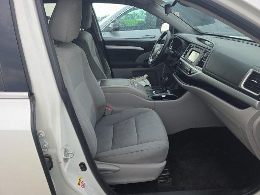 Used 2019 Toyota Highlander LE FWD image 5