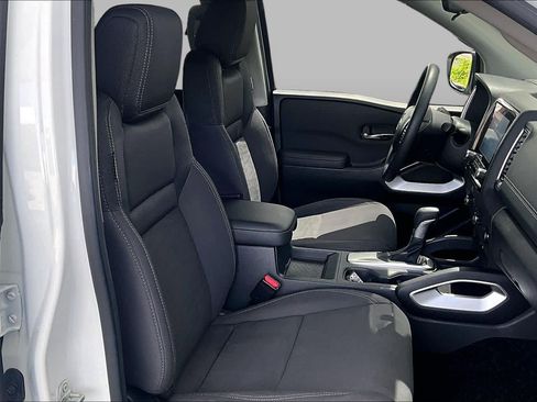Certified 2024 Nissan Frontier SV w/ Tow Package RWD image 9