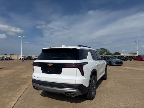 Used 2025 Chevrolet Traverse LT image 21