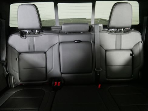 Used 2022 Chevrolet Silverado 1500 High Country w/ Technology Package image 13