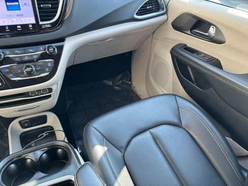 Used 2023 Chrysler Pacifica Touring-L FWD image 19