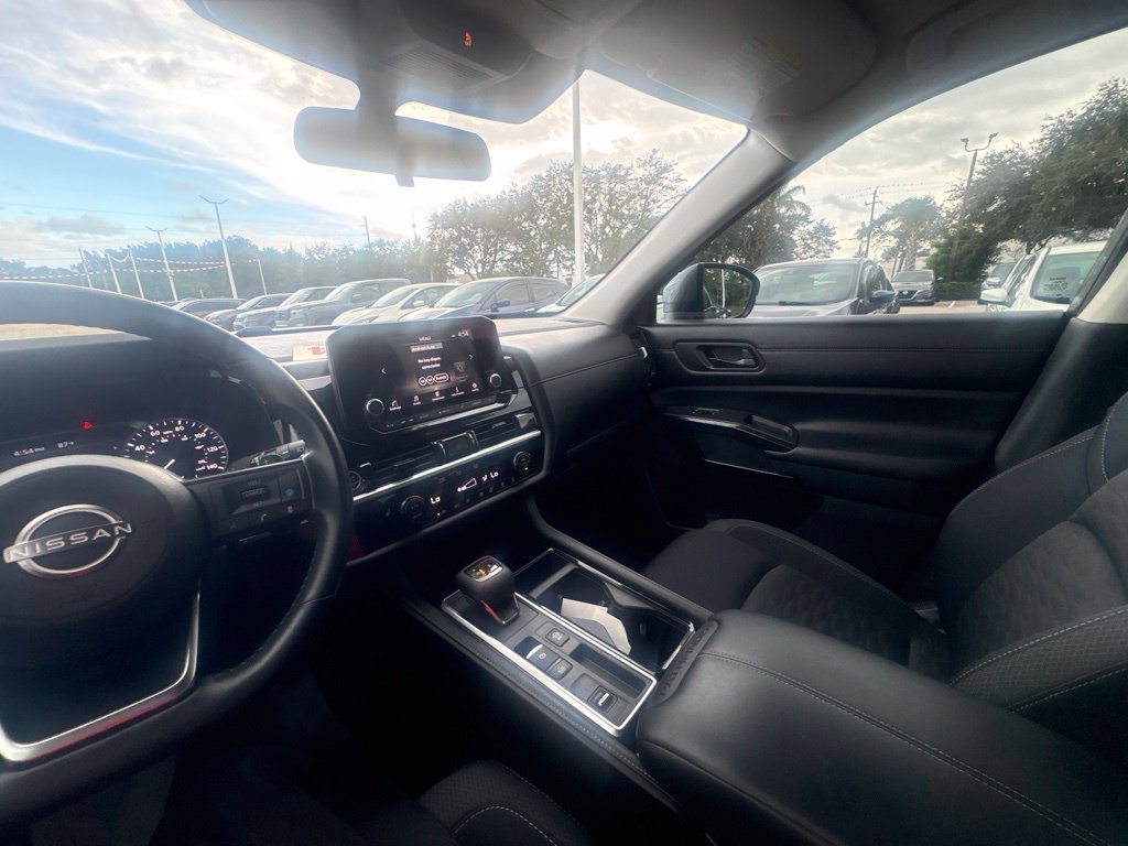 Used 2024 Nissan Pathfinder SV FWD image 13