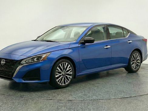 Used 2025 Nissan Altima 2.5 SV image 3