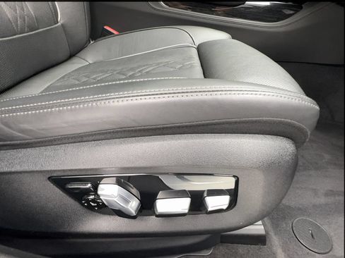 Used 2022 BMW 740i w/ Luxury Rear Seating Package RWD image 32
