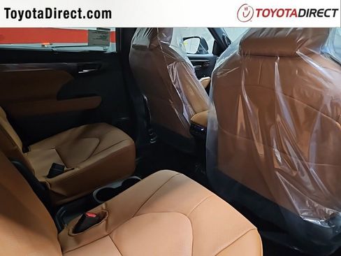 New 2026 Toyota Highlander Platinum image 23