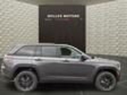 New 2025 Jeep Grand Cherokee Laredo image 1