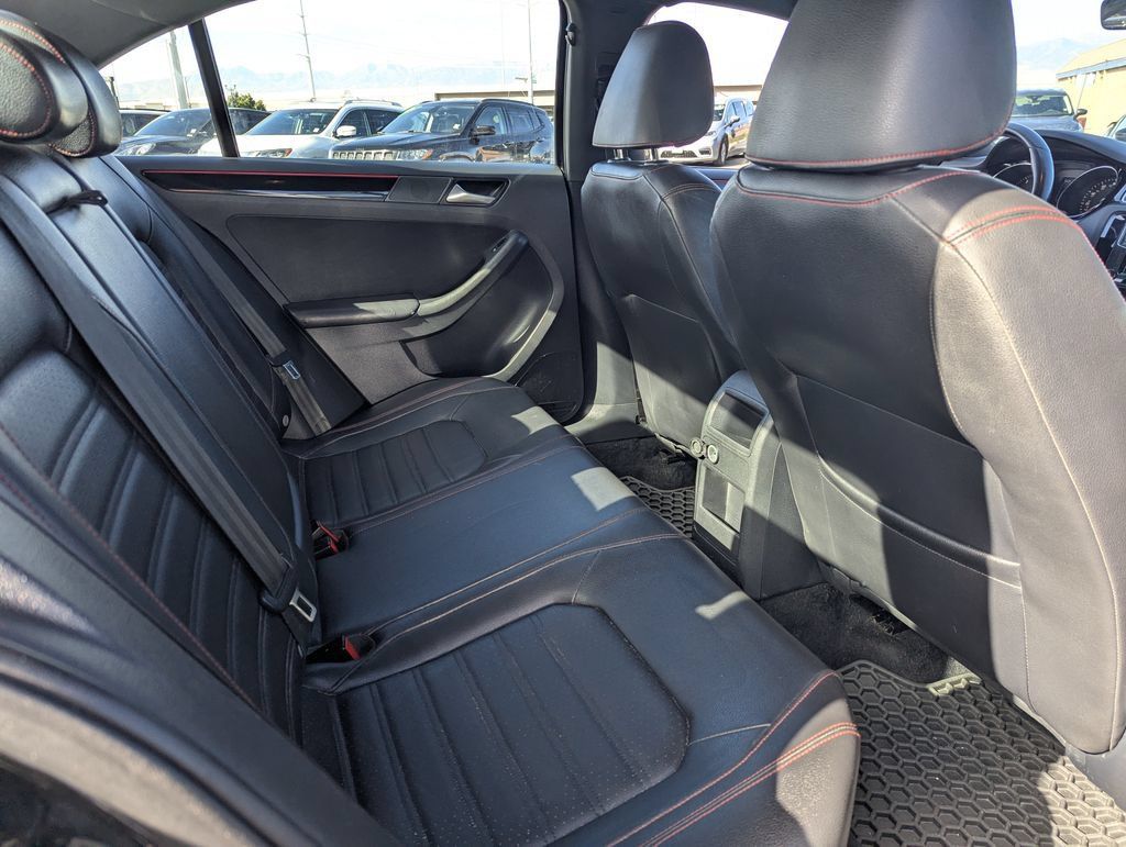 Used 2018 Volkswagen Jetta GLI FWD image 32