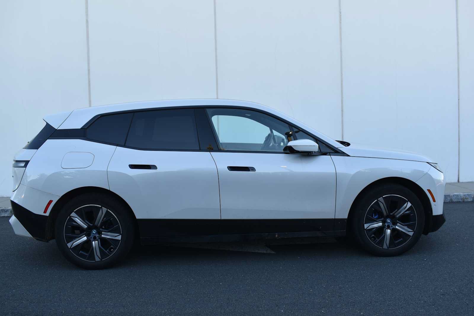 Used 2024 BMW iX xDrive50 w/ Sport Package AWD/4WD image 4