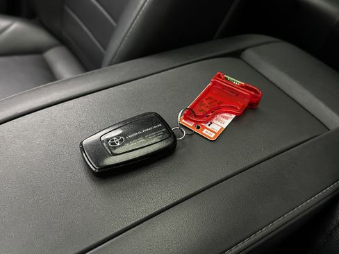 Used 2020 Toyota Highlander XLE image 13