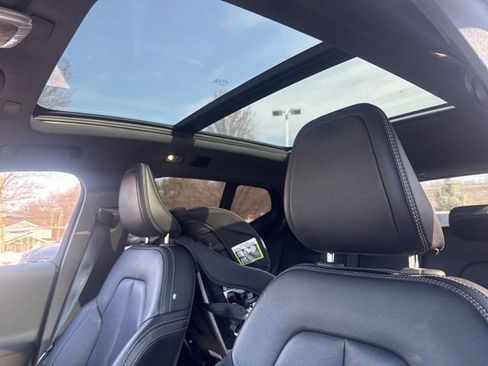 Used 2019 Volvo XC40 T5 Momentum image 8