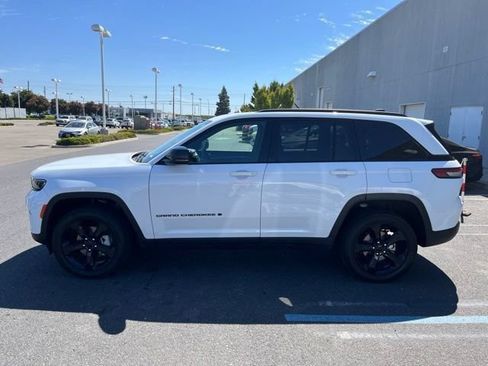 Used 2025 Jeep Grand Cherokee Limited w/ Black Appearance Package AWD/4WD image 5