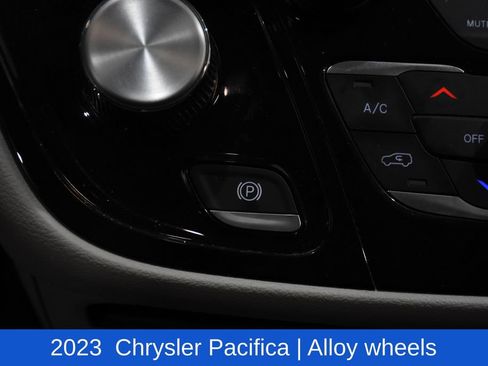 Used 2023 Chrysler Pacifica Touring-L FWD image 27