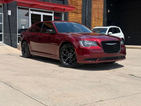Used 2019 Chrysler 300 Touring w/ Sport Appearance Package RWD image 6