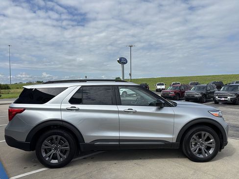 Used 2023 Ford Explorer XLT w/ Equipment Group 202A AWD/4WD image 6