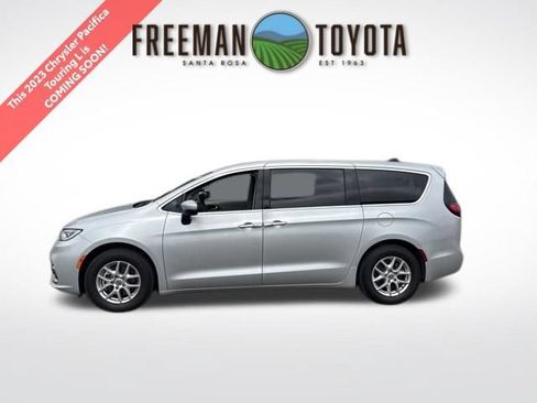 Used 2023 Chrysler Pacifica Touring-L FWD image 1