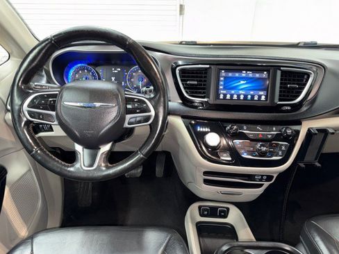 Used 2020 Chrysler Pacifica Touring-L FWD image 18
