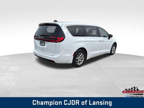 Used 2024 Chrysler Pacifica Touring-L image 5