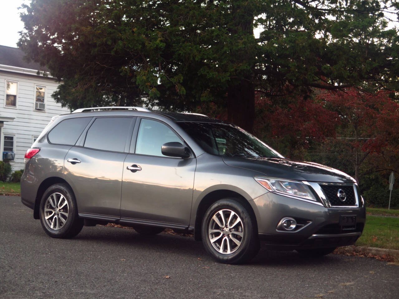 Used 2015 Nissan Pathfinder SV w/ Trailer Tow Package FWD image 6