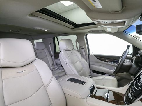 Used 2017 Cadillac Escalade Luxury image 22