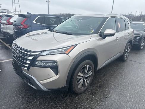 Used 2025 Nissan Rogue SL w/ SL Premium Package image 2