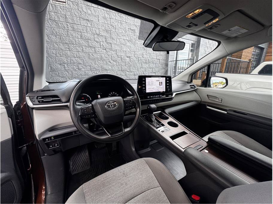Used 2024 Toyota Sienna LE AWD/4WD image 2