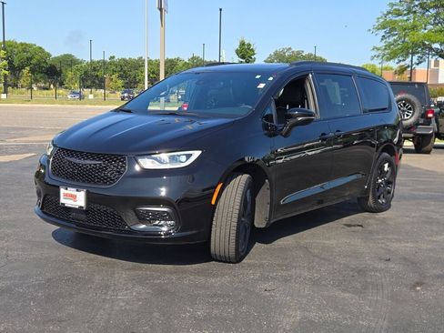 Used 2026 Chrysler Pacifica Limited w/ S Appearance Package AWD/4WD image 3