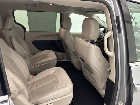 Used 2021 Chrysler Pacifica Touring-L image 50