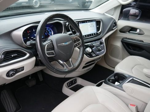 Used 2021 Chrysler Pacifica Touring-L image 16