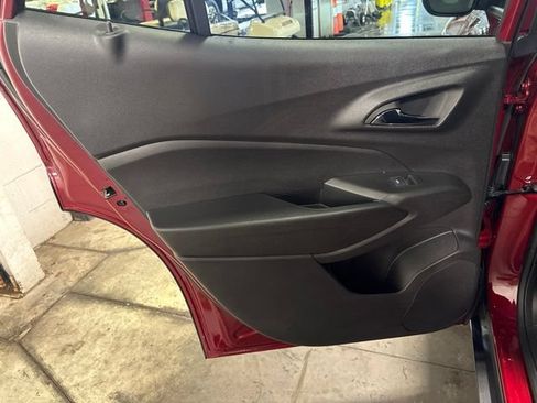 Used 2025 Chevrolet Trax LT FWD image 27