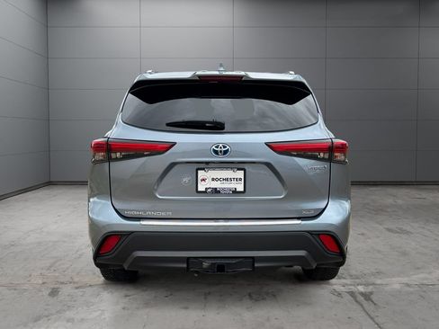Used 2022 Toyota Highlander XLE AWD/4WD image 4