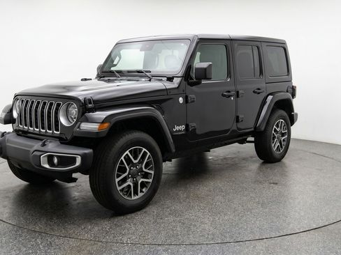 Used 2025 Jeep Wrangler Sahara image 3
