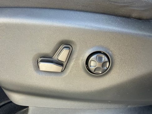 Used 2022 Chrysler Voyager LX FWD image 10