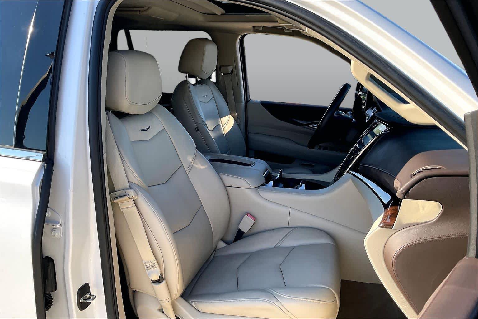 Used 2017 Cadillac Escalade Luxury RWD image 9