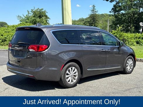 Used 2019 Chrysler Pacifica Touring-L FWD image 7