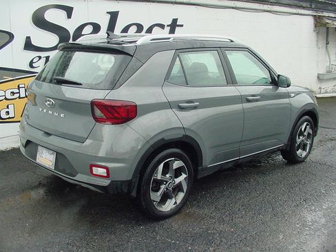 Used 2022 Hyundai Venue Limited image 3