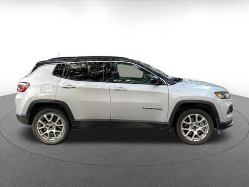 Used 2025 Jeep Compass Limited image 8