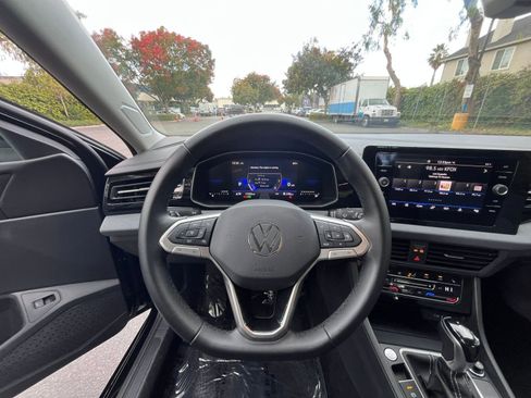 Used 2025 Volkswagen Jetta SE image 32