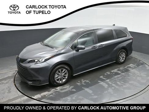 Used 2025 Toyota Sienna LE image 34