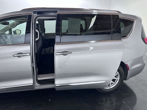 Used 2020 Chrysler Pacifica Touring-L FWD image 28