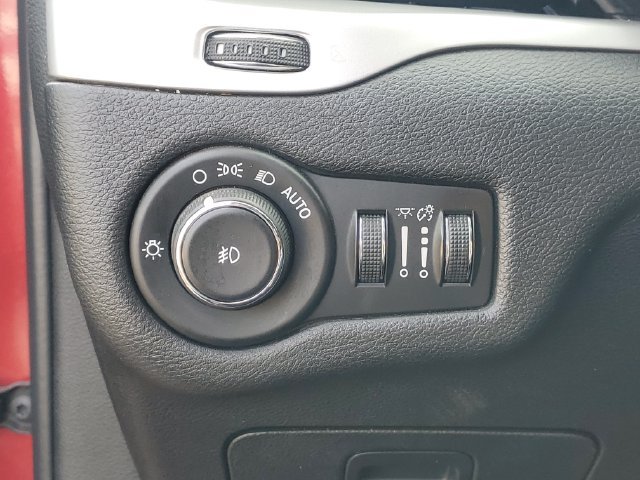 Used 2017 Jeep Cherokee Trailhawk AWD/4WD image 16