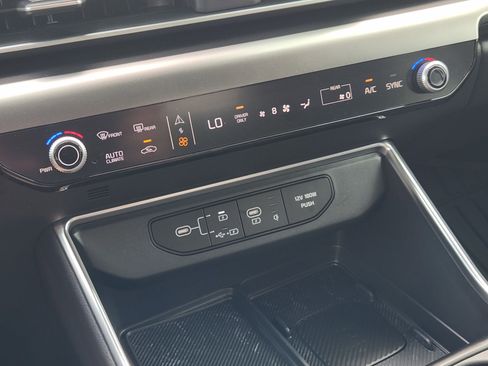 Used 2025 Kia Carnival SX w/ SX Dark Edition Package FWD image 20