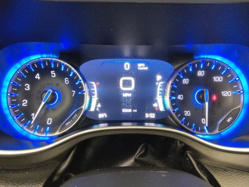 Used 2023 Chrysler Pacifica Touring-L FWD image 23